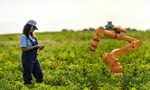 آینده کشاورزی: وقتی تراکتورها بیکار می‌شوند و ربات‌ها جانشین می‌شوند! 🤖🚜